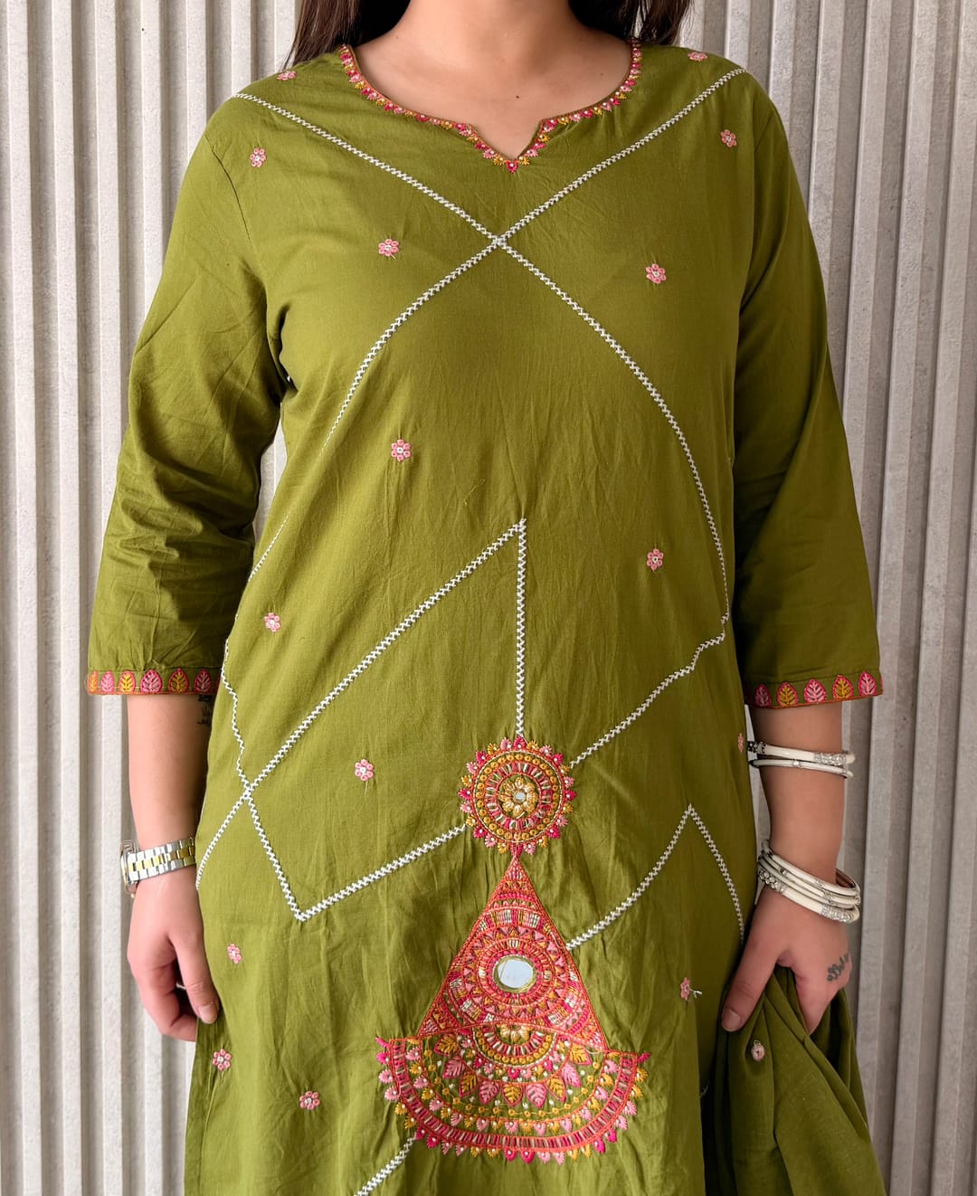 Label By Anusha | Green Gamthi Embroidered Straight Kurta Pant Set with Cotton Dupatta I LBA-089 - Image 4